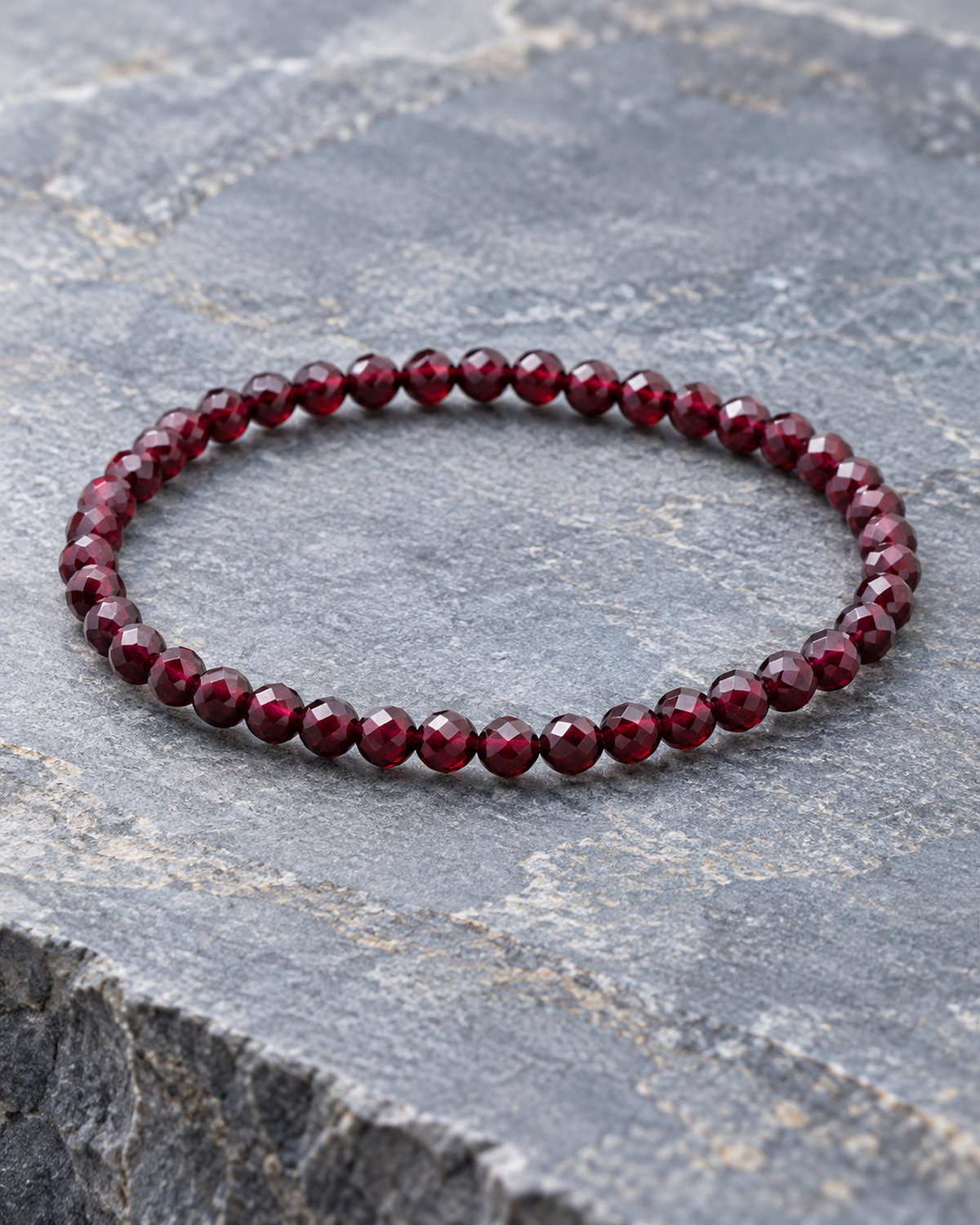 Bracelet facetté en grenat rouge 4 mm, seconde vue complète avec ligne de perles visible