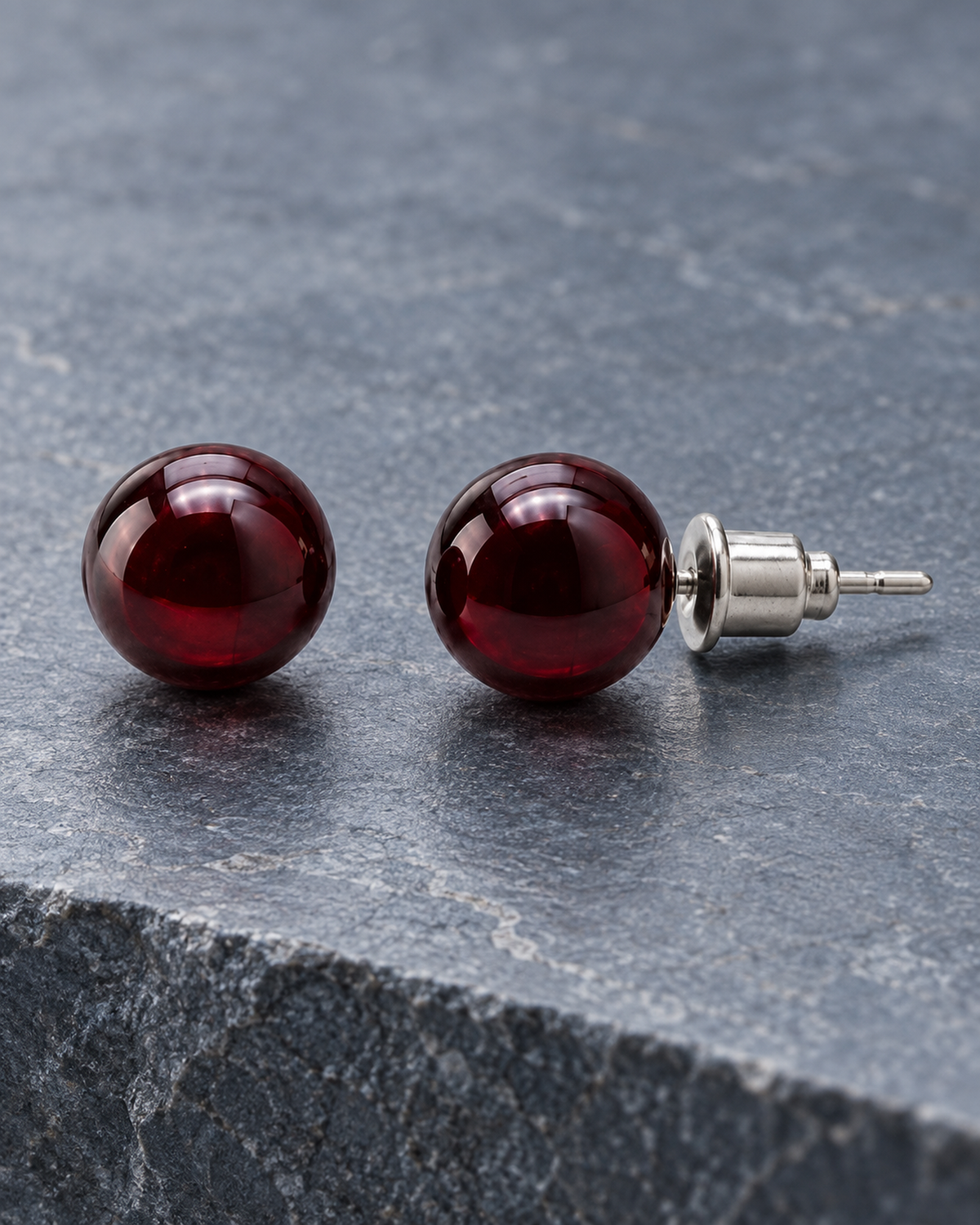 Boucles d'oreilles puces en grenat rouge 8 mm, vue de profil avec fixation visible
