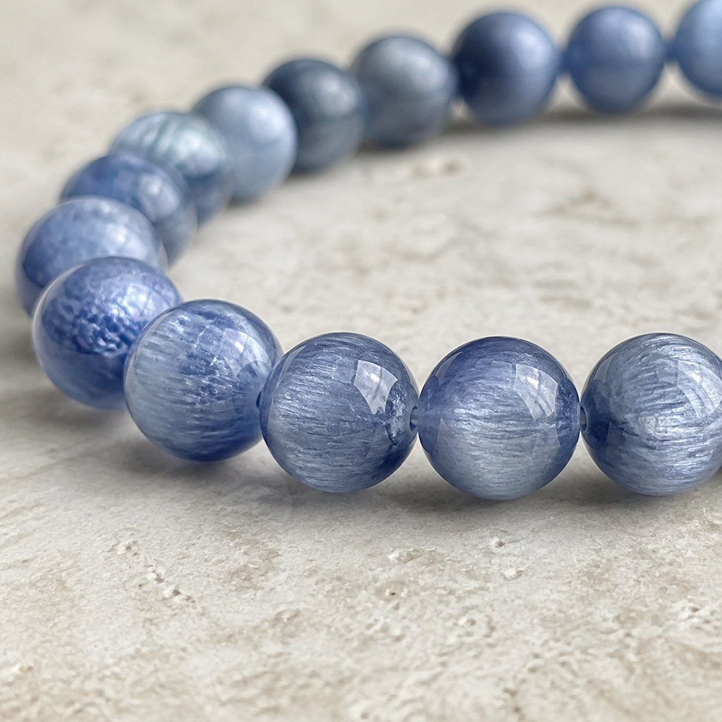 Macro des perles de cyanite bleue polie