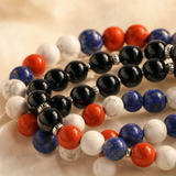 Détail des perles lapis lazuli howlite jaspe rouge et onyx
