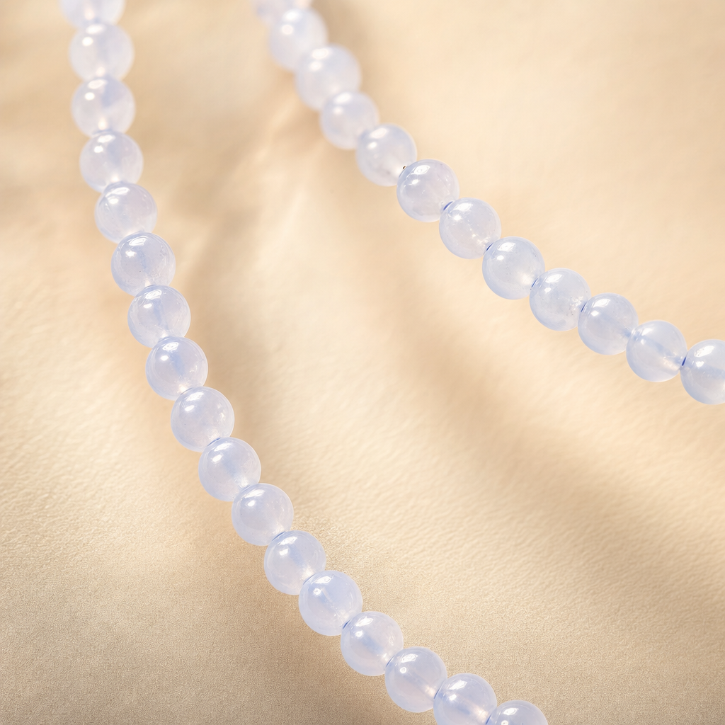 Détail macro des perles polies en calcédoine bleue blanche et bleu pâle
