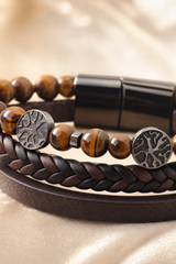 Détail des perles d'oeil de tigre marron noir et du cuir brun