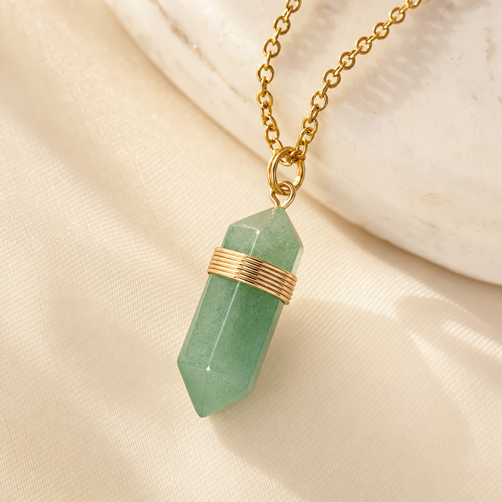 Détail de la pierre d’aventurine verte et de la finition dorée du collier