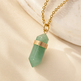 Détail de la pierre d’aventurine verte et de la finition dorée du collier