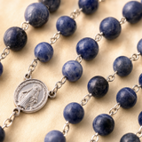 Détail macro des perles de sodalite bleue polies qualité A
