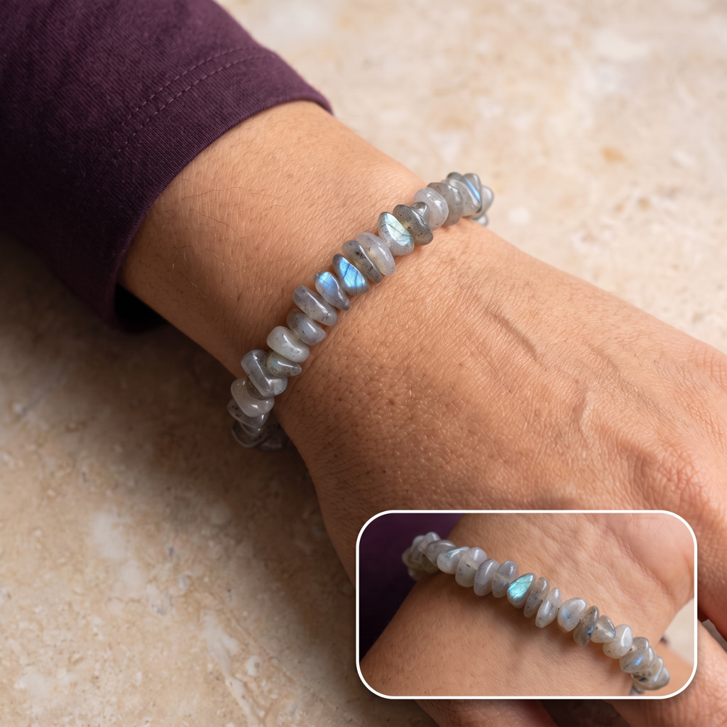 Bracelet baroque en labradorite porté avec encart rapproché issu de la même scène