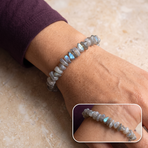 Bracelet baroque en labradorite porté avec encart rapproché issu de la même scène