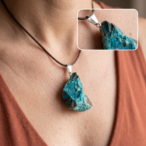 Pendentif turquoise en chrysocolle porté sur un haut brun avec détail de la pierre