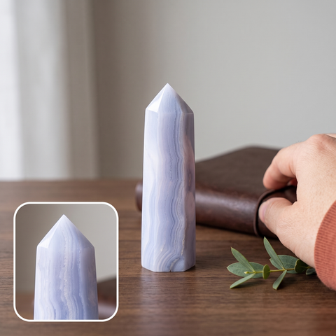 Pointe minérale bleue sur un bureau calme avec détail agrandi de son sommet