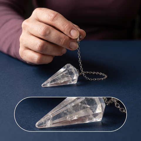 Pendule hexagonal suspendu au-dessus d'un support avec détail de sa pointe claire