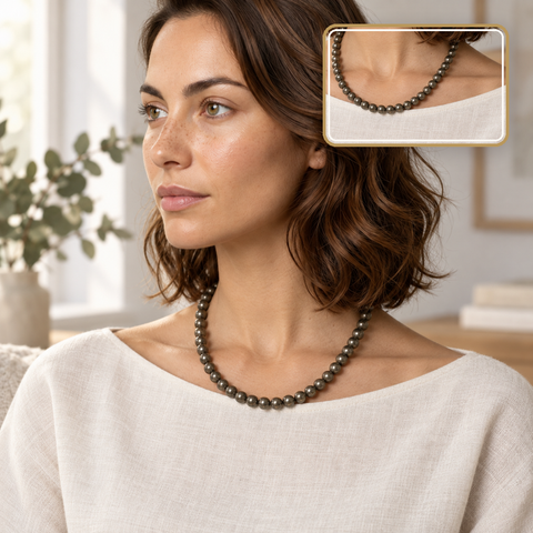 Collier en pyrite porté avec détail rapproché des perles de 8 mm