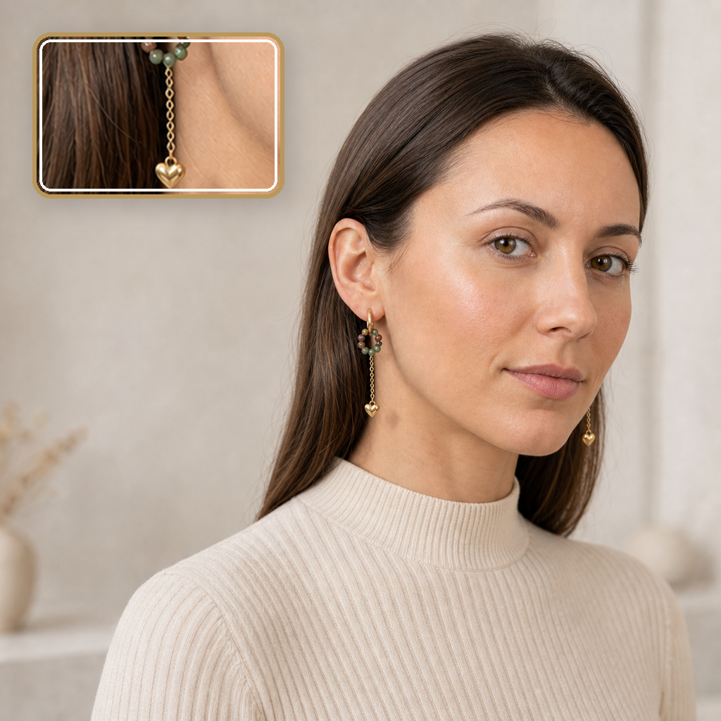 Boucles d'oreilles Auren dorées en agate indienne 4 mm, mise en situation calme avec détail intégré
