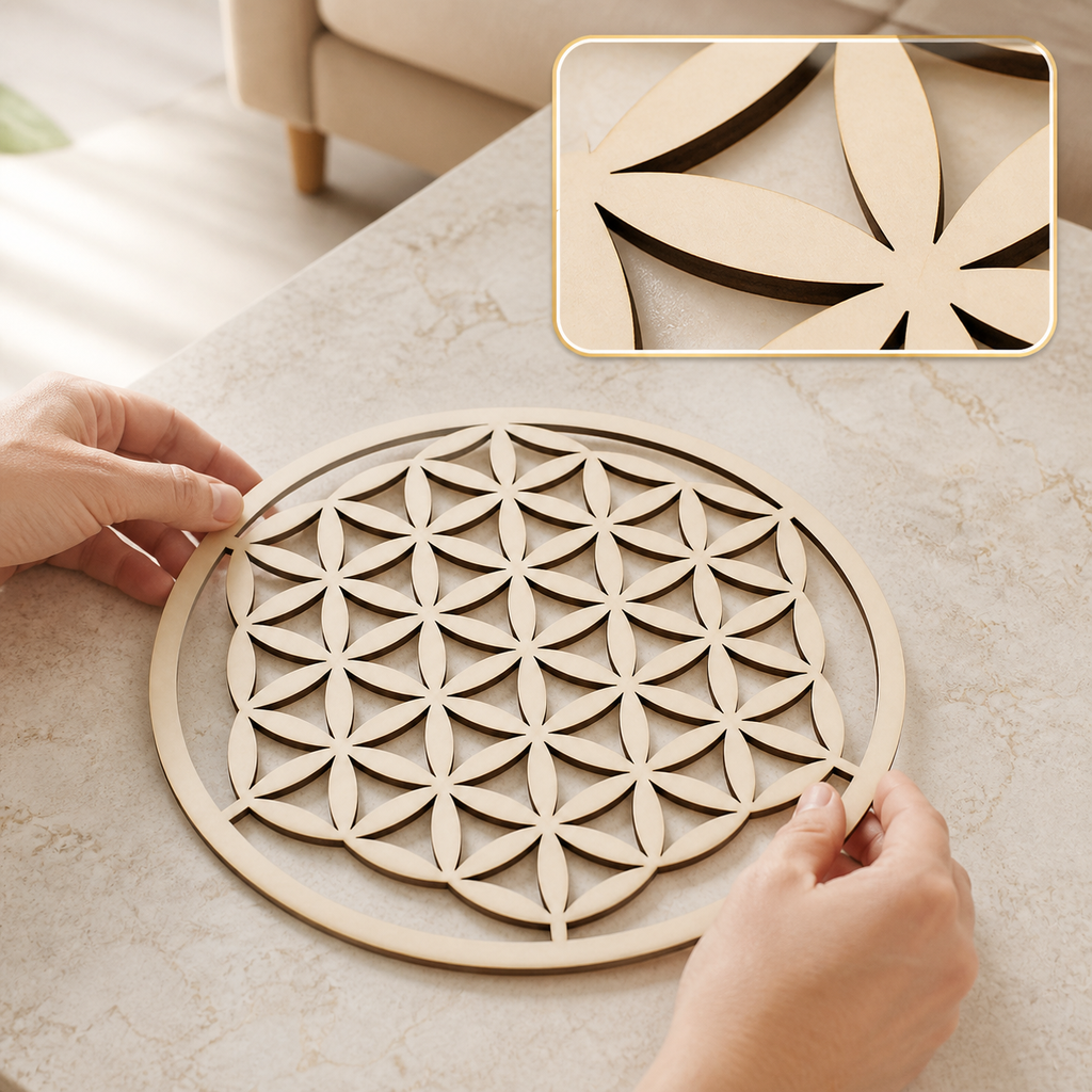 Plaque Fleur de Vie découpée en bois - 20 cm en contexte calme avec détail intégré