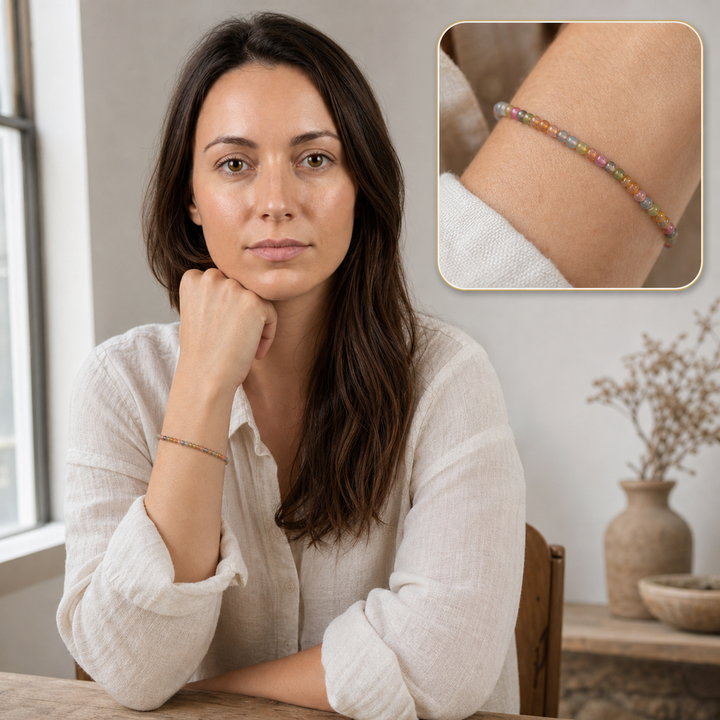 Bracelet en tourmaline multicolore 4 mm - 16 à 18 cm, mise en situation avec Elena et macro intégrée