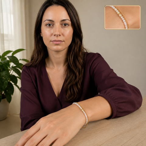 Bracelet doré en nacre et pierre de lune porté en intérieur avec un détail agrandi