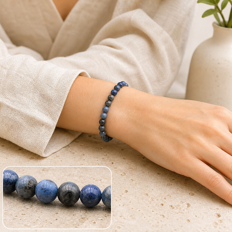 Bracelet en dumortiérite 6 mm, mise en situation avec Elena et macro intégrée