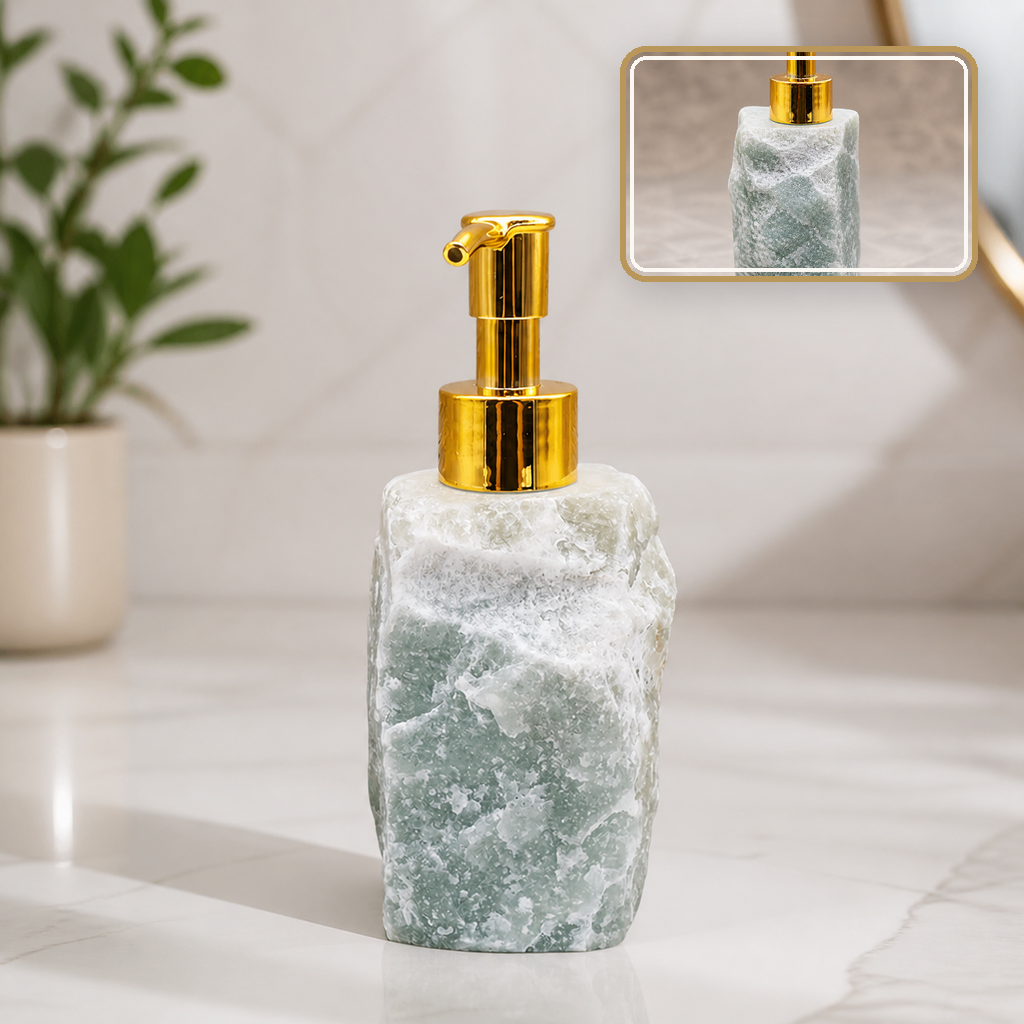 Distributeur de savon en aventurine verte brute - 100 à 150 mm en contexte calme avec détail intégré