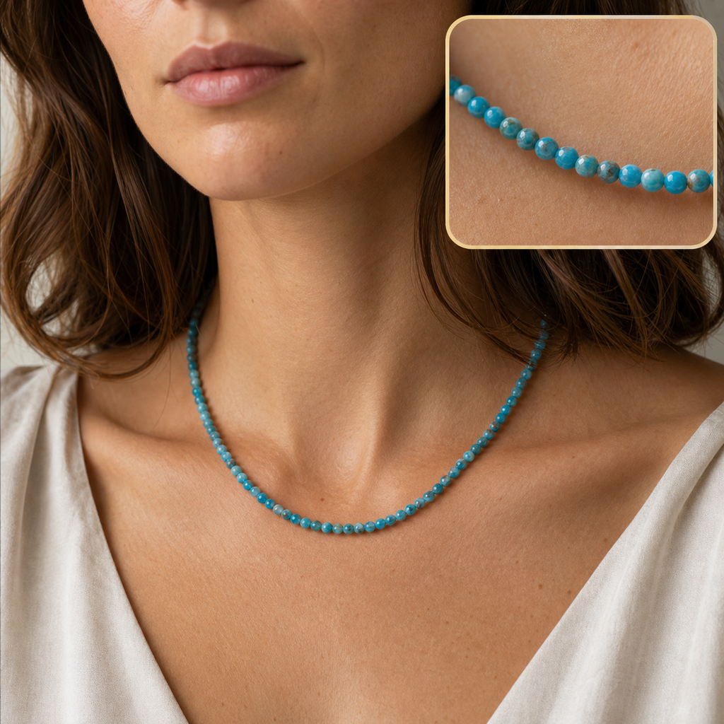 Collier en apatite bleue 4 mm - 45 cm, mise en situation avec Chloé et macro intégrée