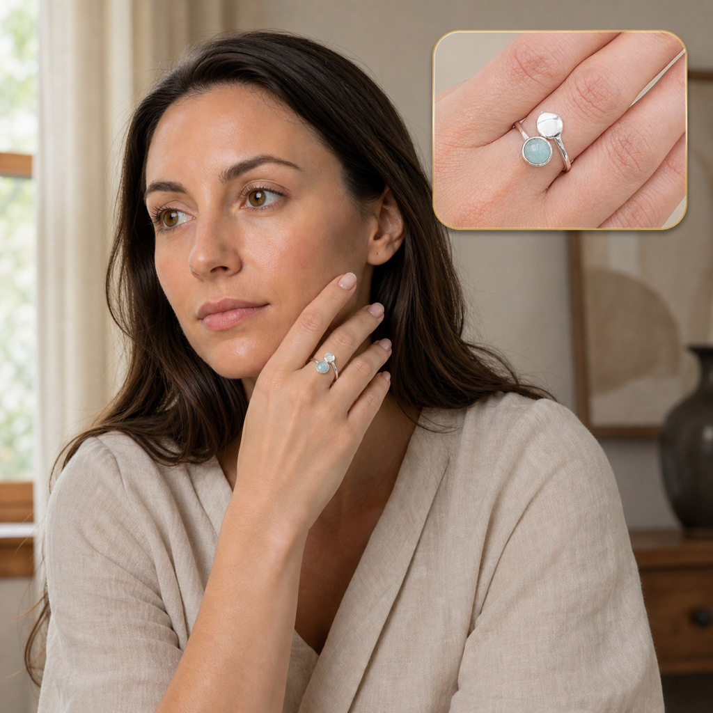 Elena portant la bague en argent 925 et aigue-marine avec macro integree
