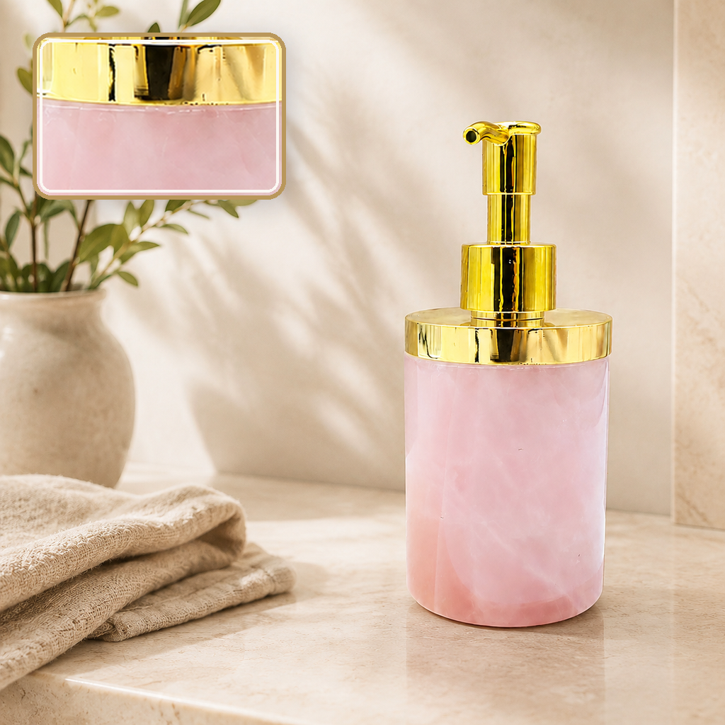 Distributeur en quartz rose près d'une branche verte et d'une serviette, détail en encart