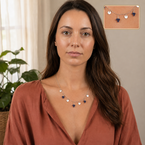 Collier argenté en sodalite à pampilles porté en intérieur avec un détail agrandi