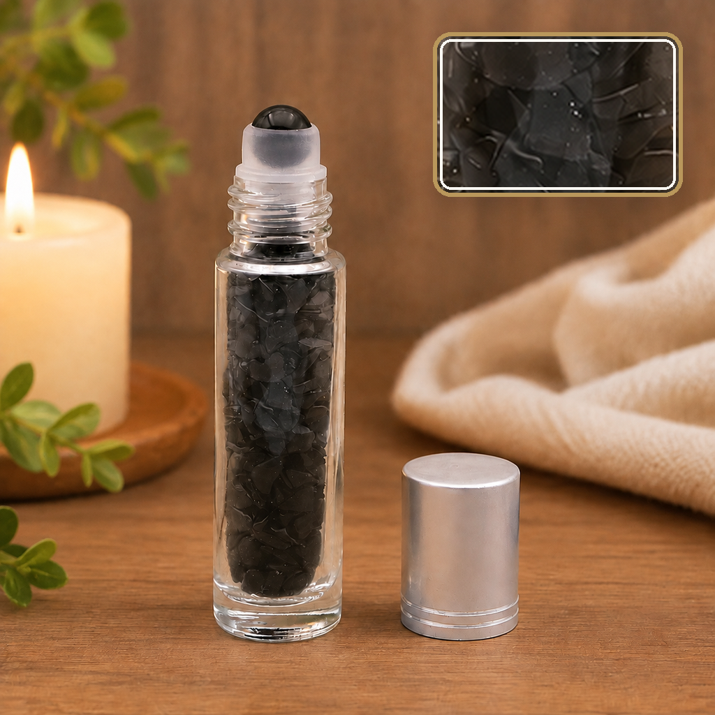 Flacon roll-on en obsidienne noire près d’une plante, détail en encart