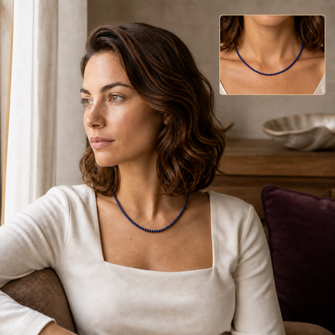 Collier en lapis-lazuli d'Afghanistan 4 mm - 45 cm, mise en situation avec Chloé et macro intégrée