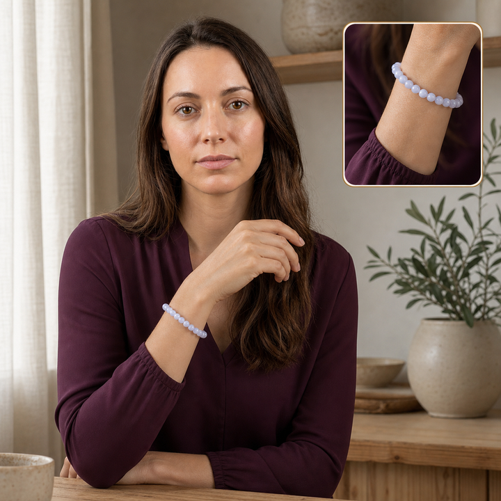 Bracelet en calcédoine bleue de Namibie - Perles de 6 mm, porté en scène calme avec macro intégrée