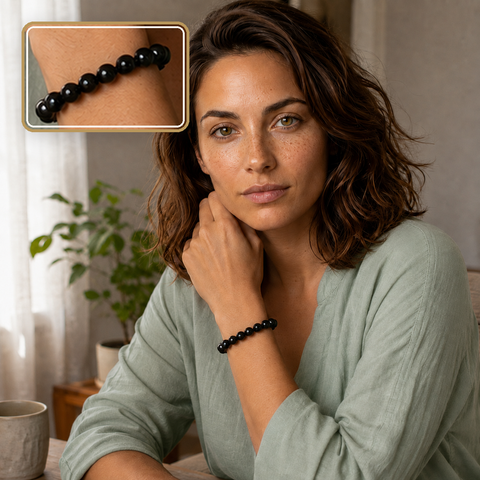 Bracelet en obsidienne noire porté avec une blouse vert sauge, détail du poignet en encart
