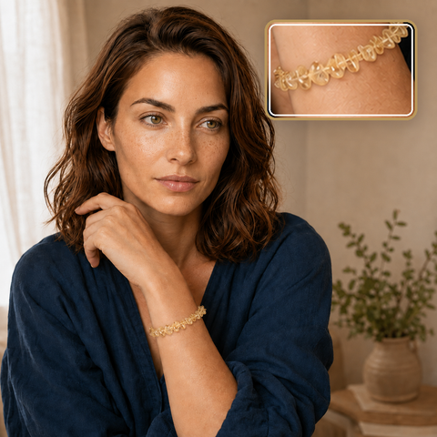 Bracelet en citrine chauffée porté avec un haut bleu marine, détail en encart