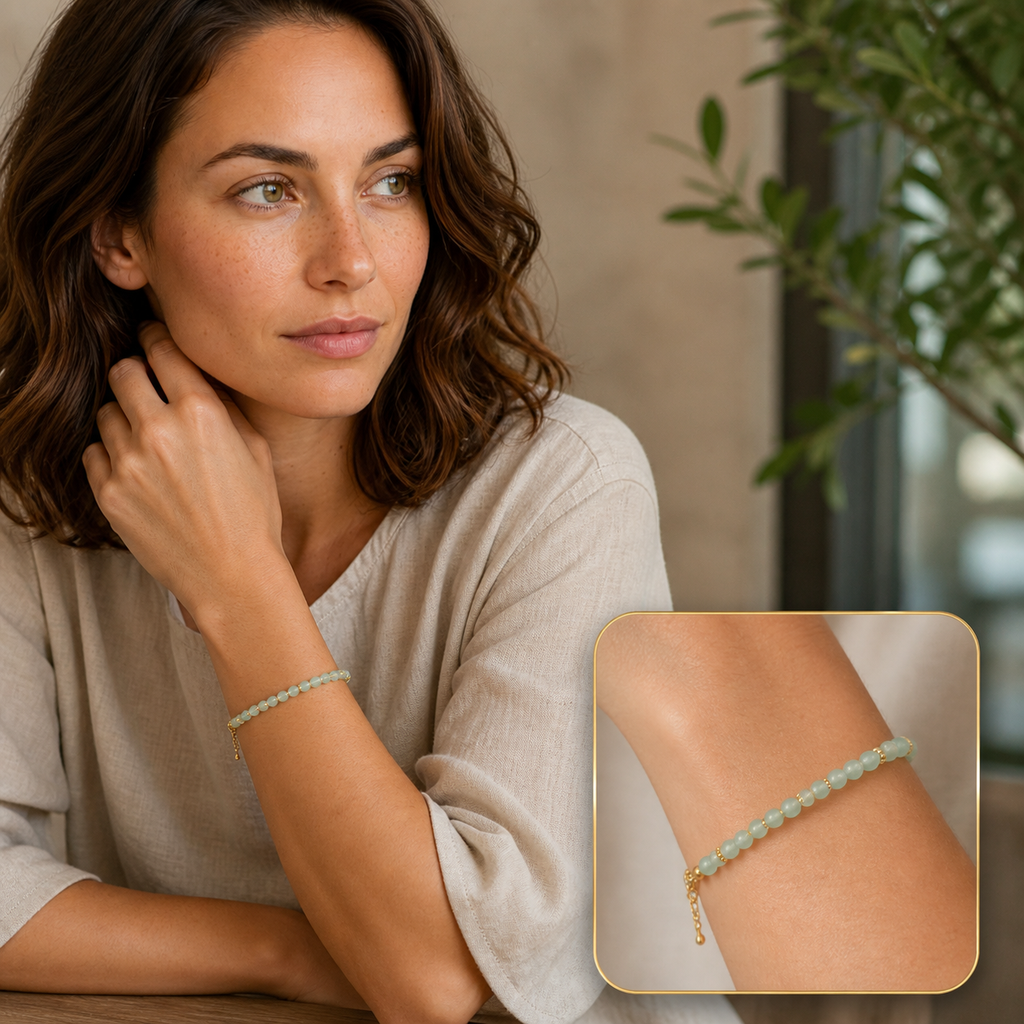 Bracelet Halo doré en aventurine verte 4 mm, mise en situation avec Chloé et macro intégrée
