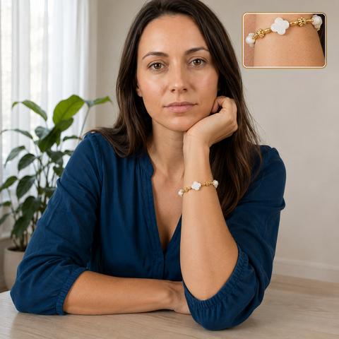 Bracelet doré à fleurs de nacre porté en intérieur avec un détail agrandi