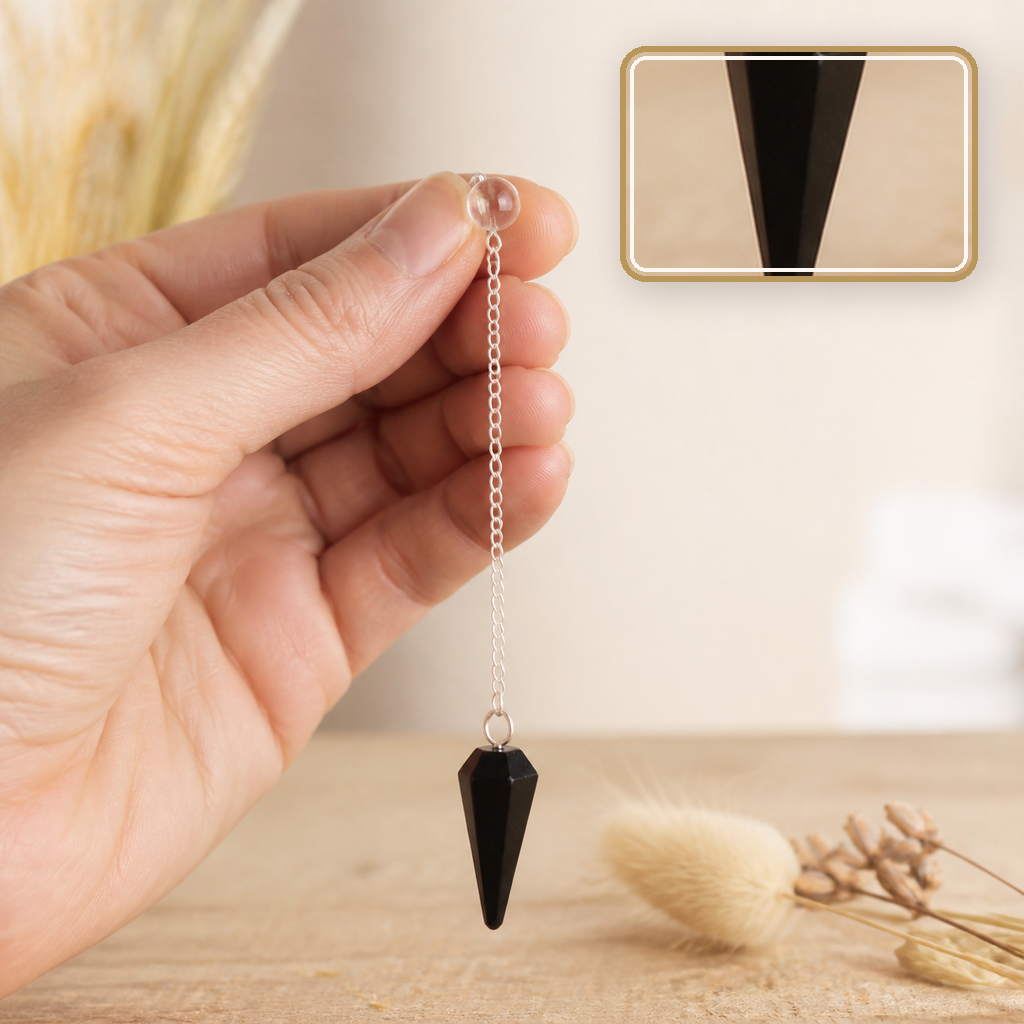 Pendule hexagonal en tourmaline noire, mise en situation calme avec détail intégré