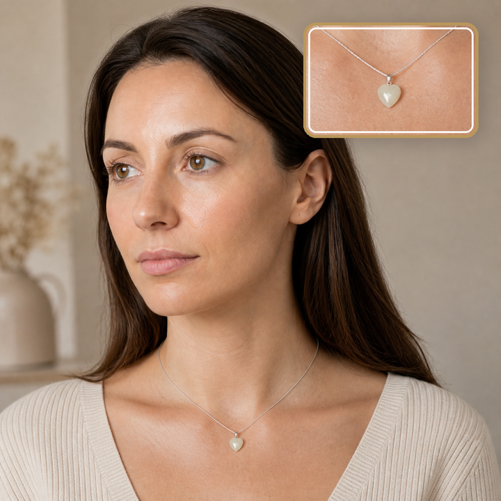 Pendentif cœur en jade de Chine 15 mm, mise en situation calme avec détail intégré