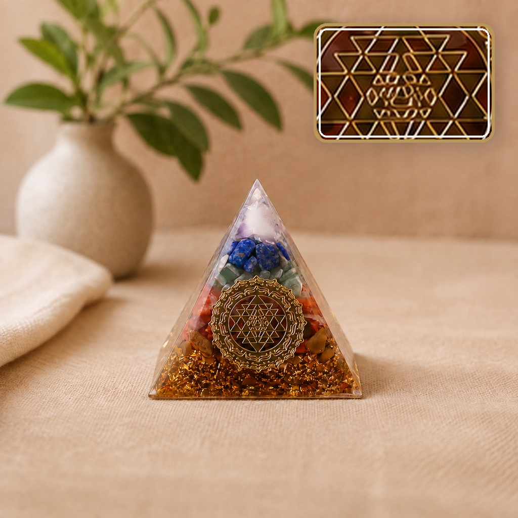Pyramide orgonite près d’une plante, motif doré en encart