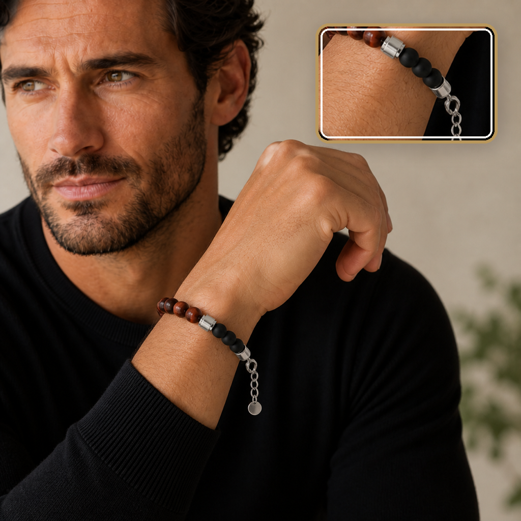Bracelet Unys argenté en onyx et œil de taureau, porté dans une scène calme avec détail intégré
