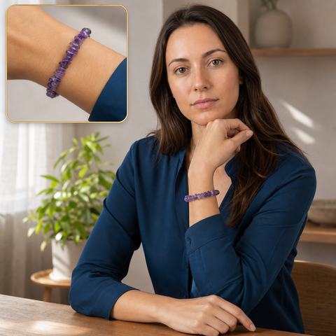 Bracelet baroque en améthyste du Brésil - 16 à 18 cm, porté en scène calme avec macro intégrée