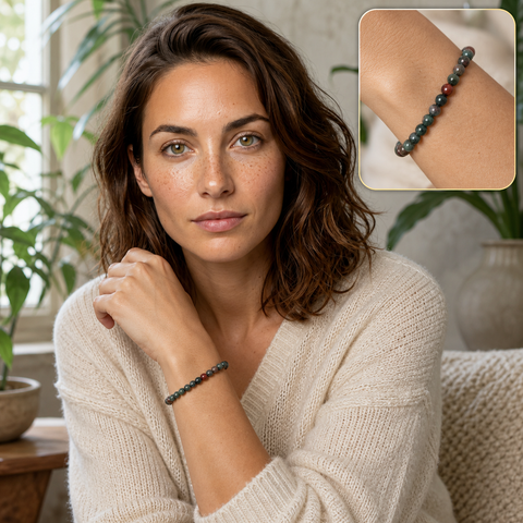 Bracelet en jaspe héliotrope du Brésil 6 mm - 16 à 18 cm, mise en situation avec Chloé et macro intégrée