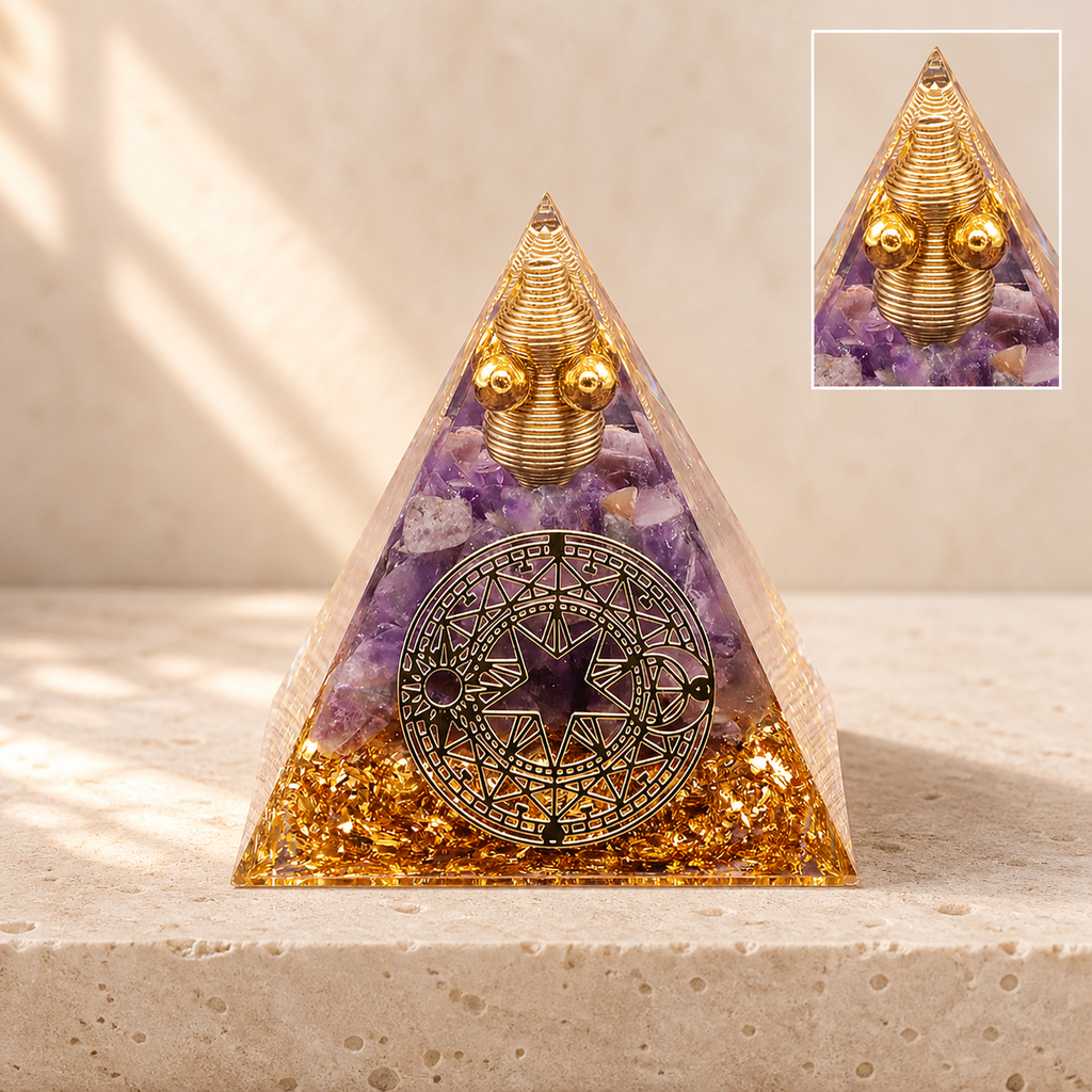 Orgonite pyramide Cercle magique en améthyste - 60 mm en contexte calme avec détail intégré