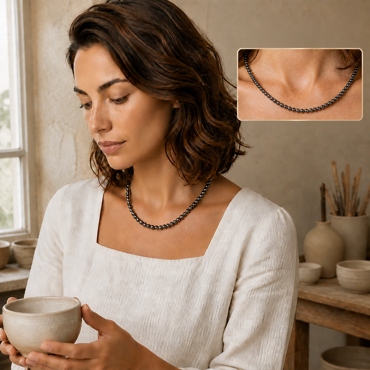 Collier en hématite 6 mm - 45 cm, mise en situation avec Chloé et macro intégrée