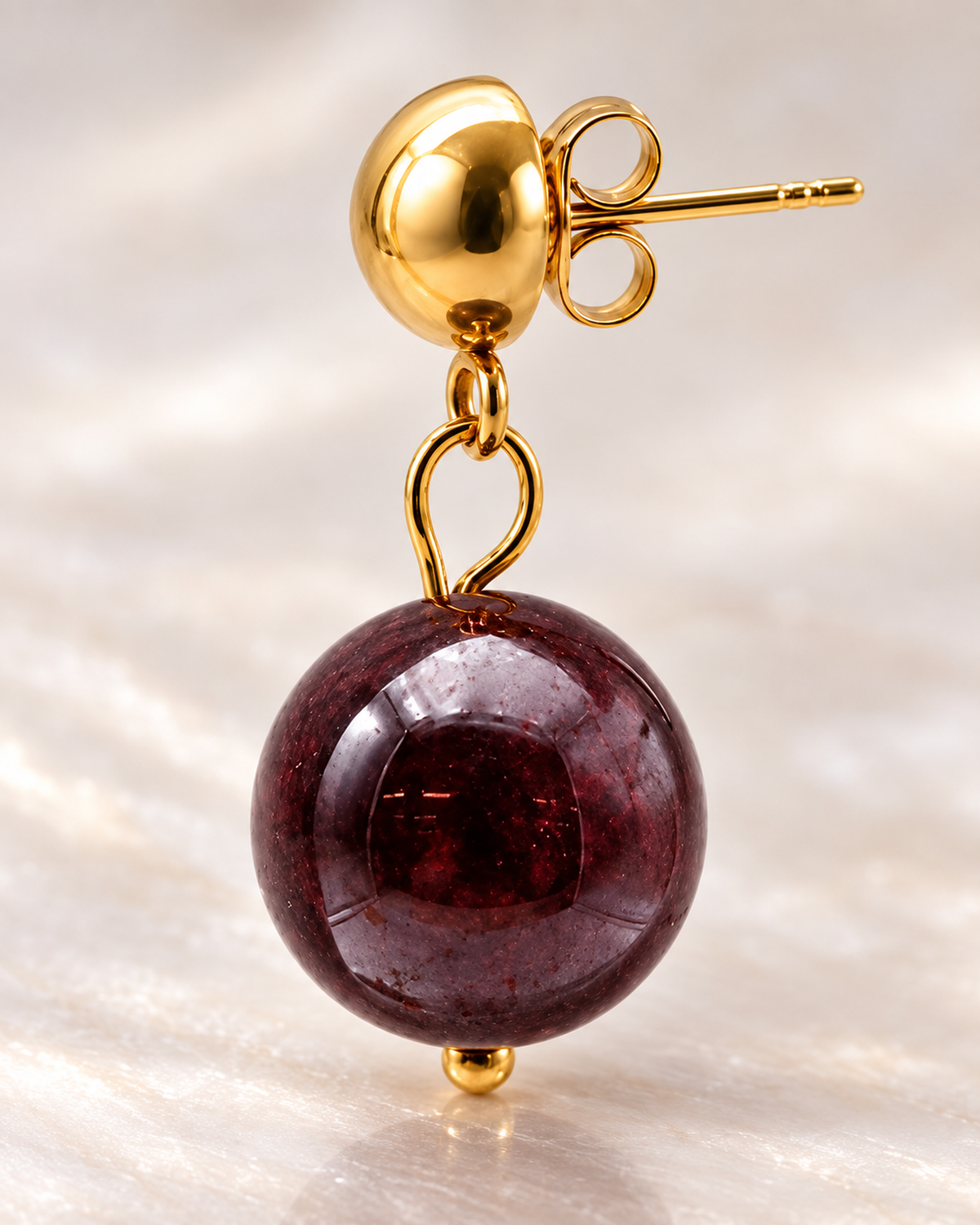 Macro du grenat et de la monture de Boucles d'oreilles pendantes en grenat rouge 12 mm