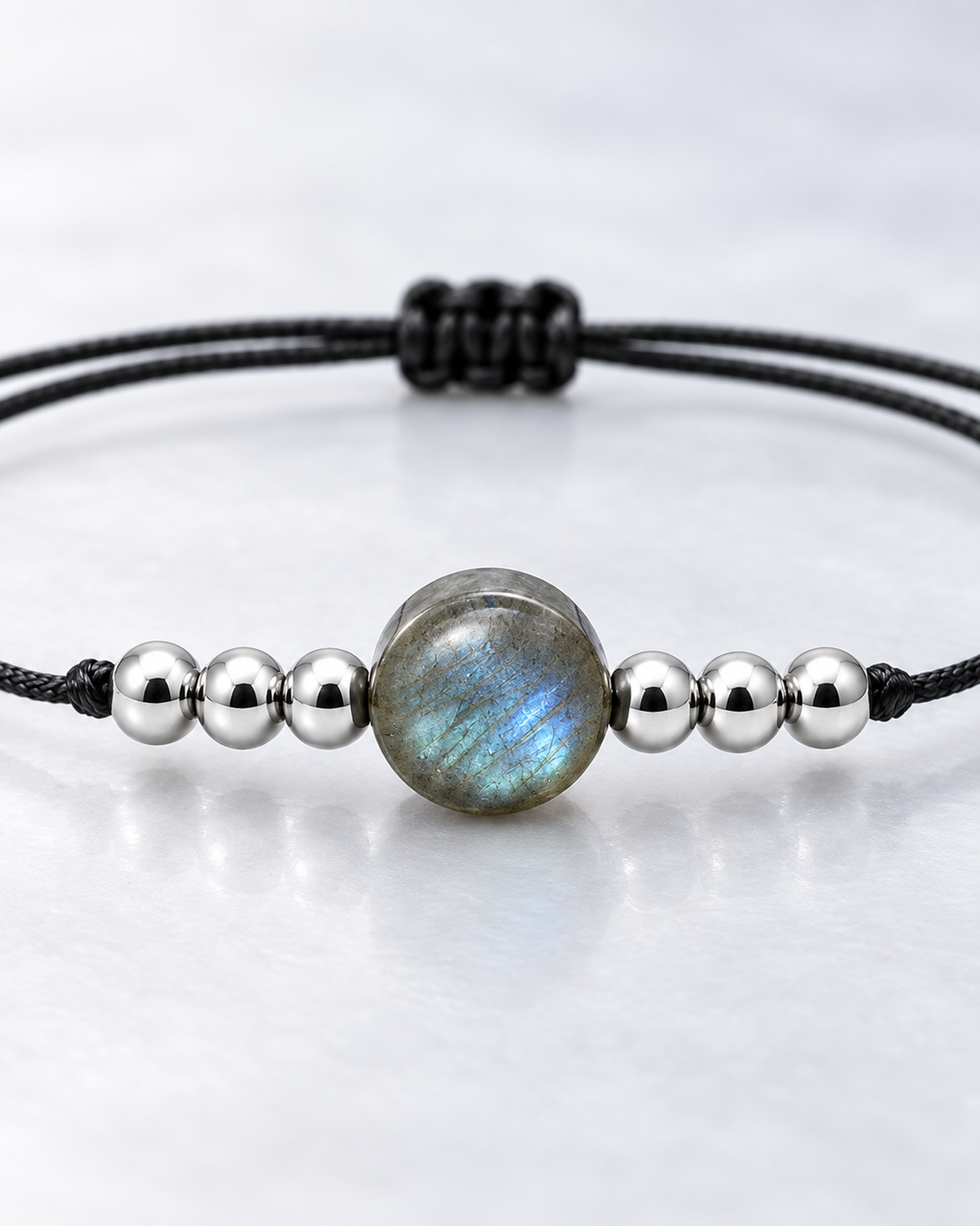Macro des pierres et de la construction centrale du bracelet argenté en labradorite 8 mm