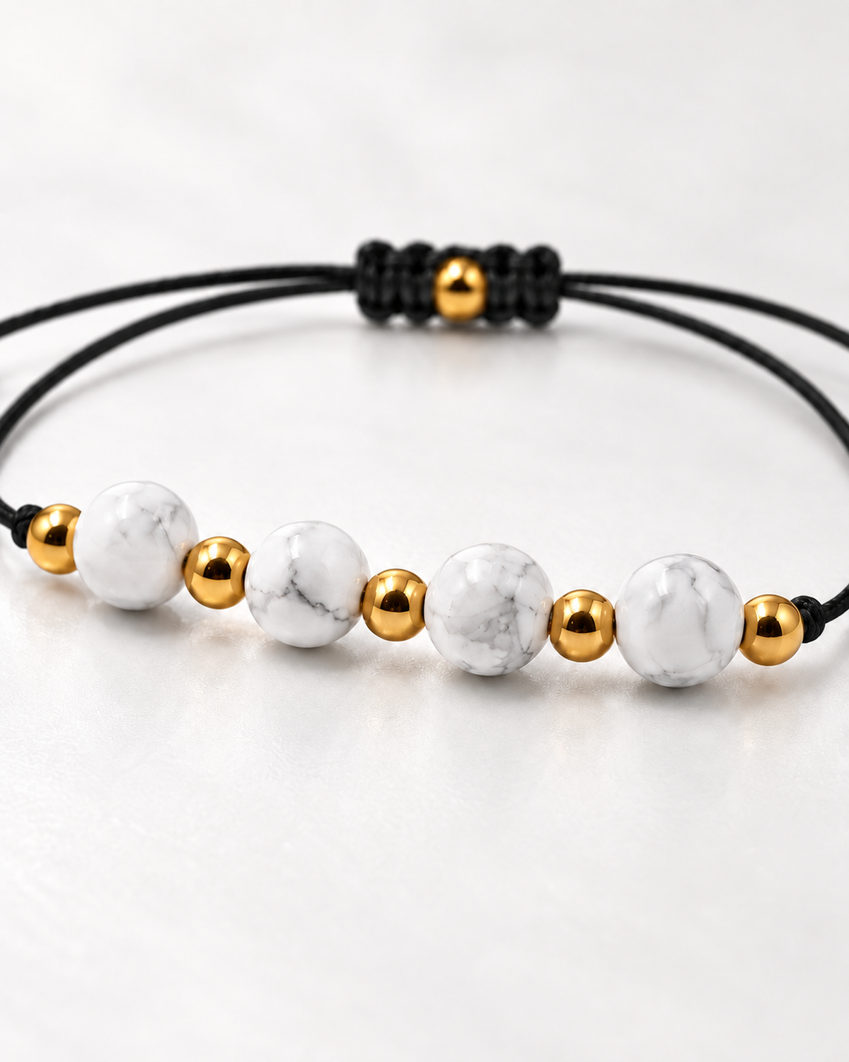 Macro des pierres et de la construction centrale du bracelet doré en howlite blanche 6 mm