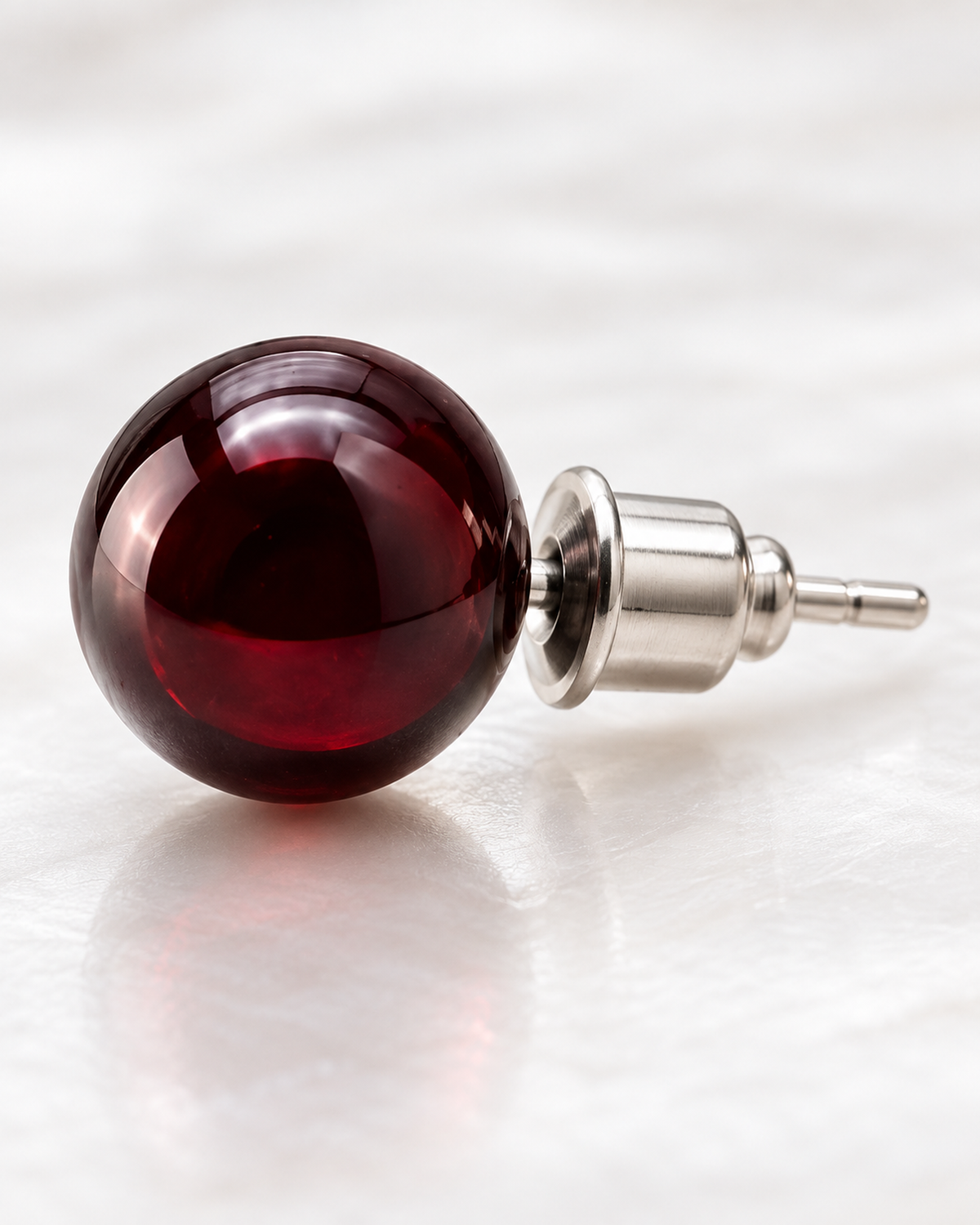 Macro du grenat et de la monture de Boucles d'oreilles puces en grenat rouge 8 mm