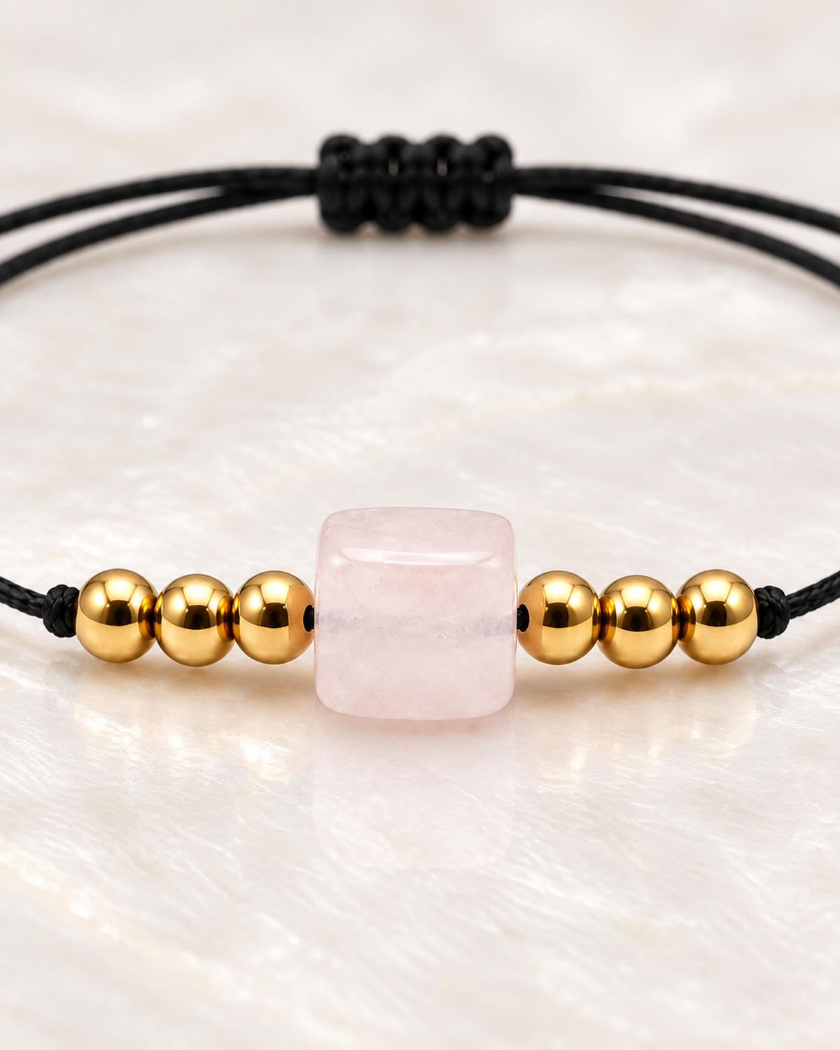 Macro des pierres et de la construction centrale du bracelet doré en quartz rose 8 mm