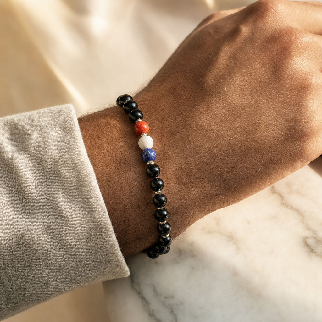 Bracelet supporter français porté par un homme style premium
