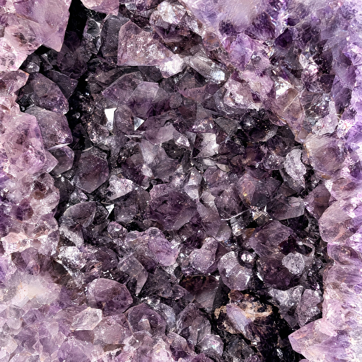 Gros plan sur les cristaux violets de la géode en améthyste