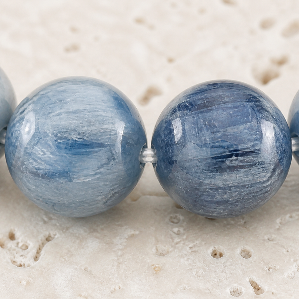 Détail du montage élastique entre les perles