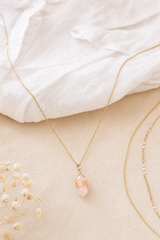 Collier quartz rose porté avec une tenue claire du quotidien