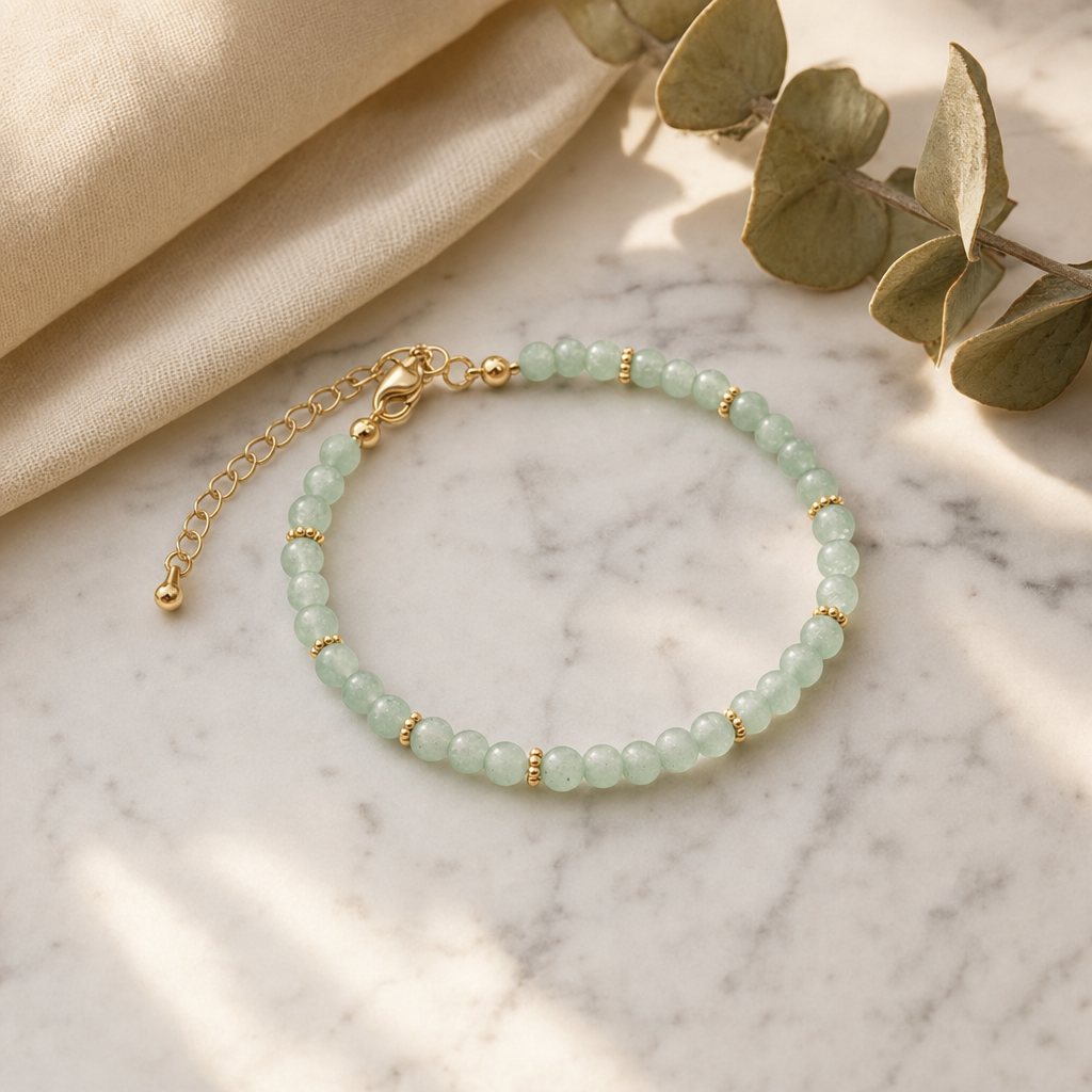 Bracelet femme en aventurine verte présenté sur une coiffeuse claire